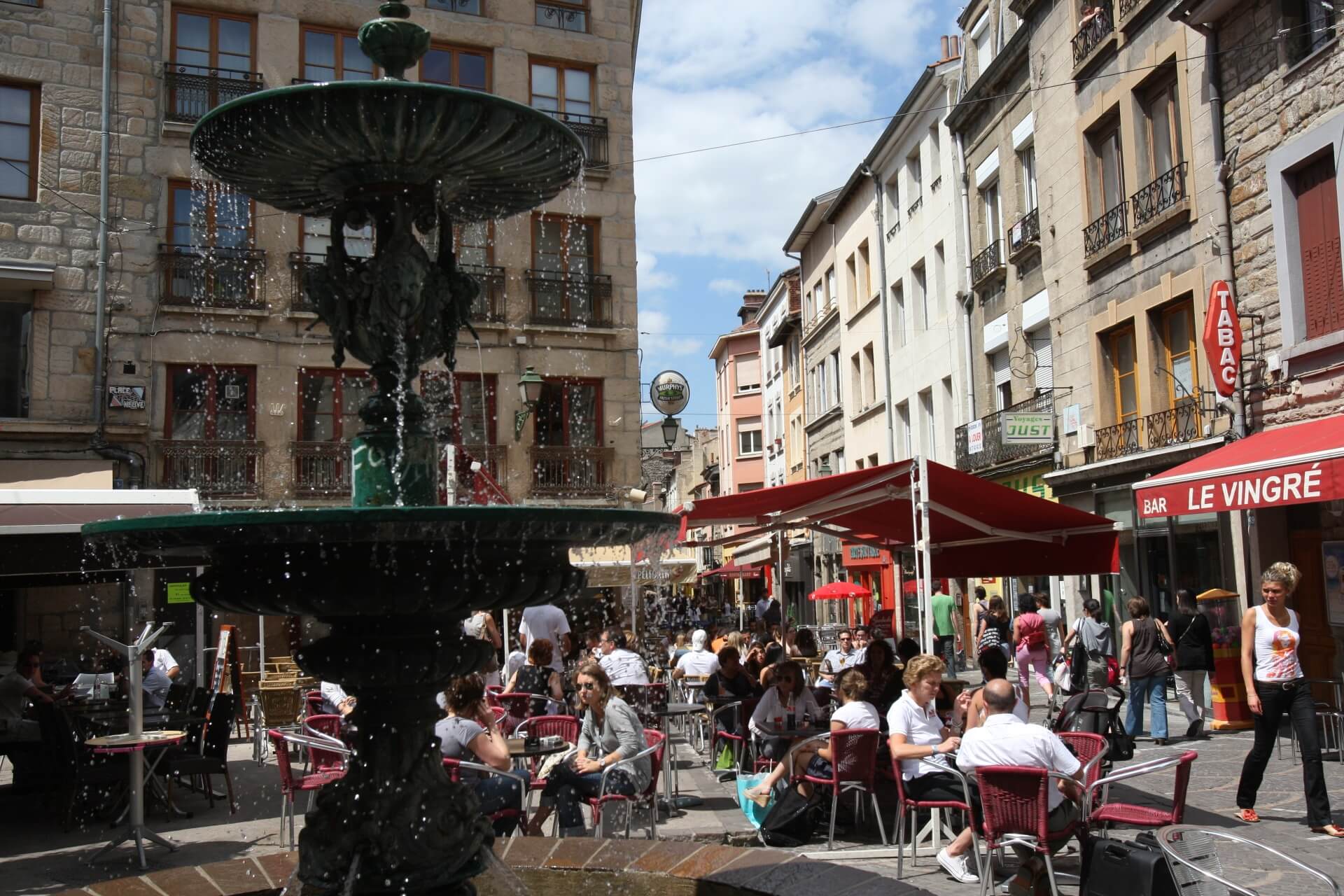 Saint Etienne centre ville fontaine terrasse