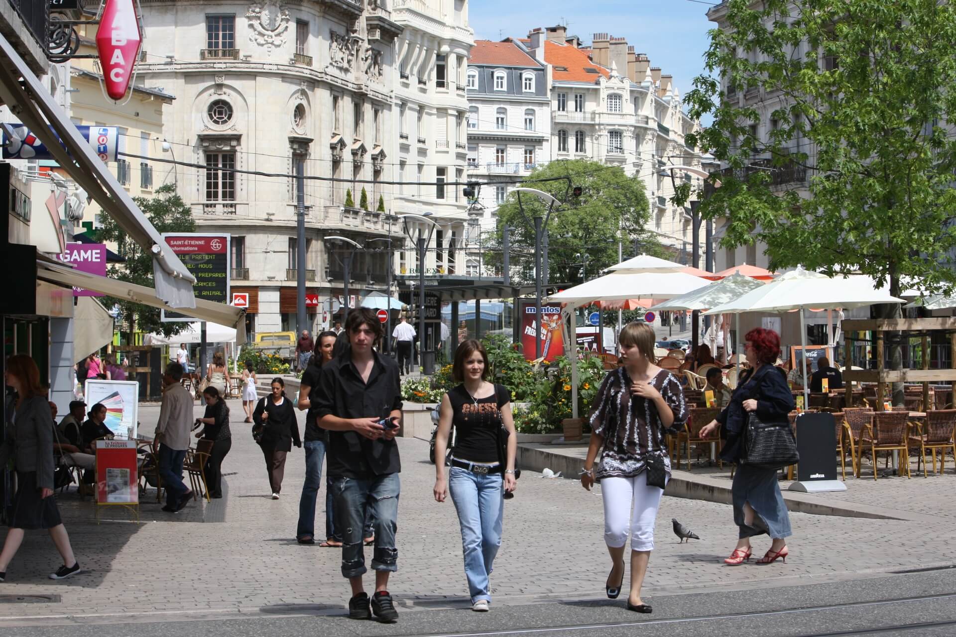 Saint Etienne centre ville passants batiments