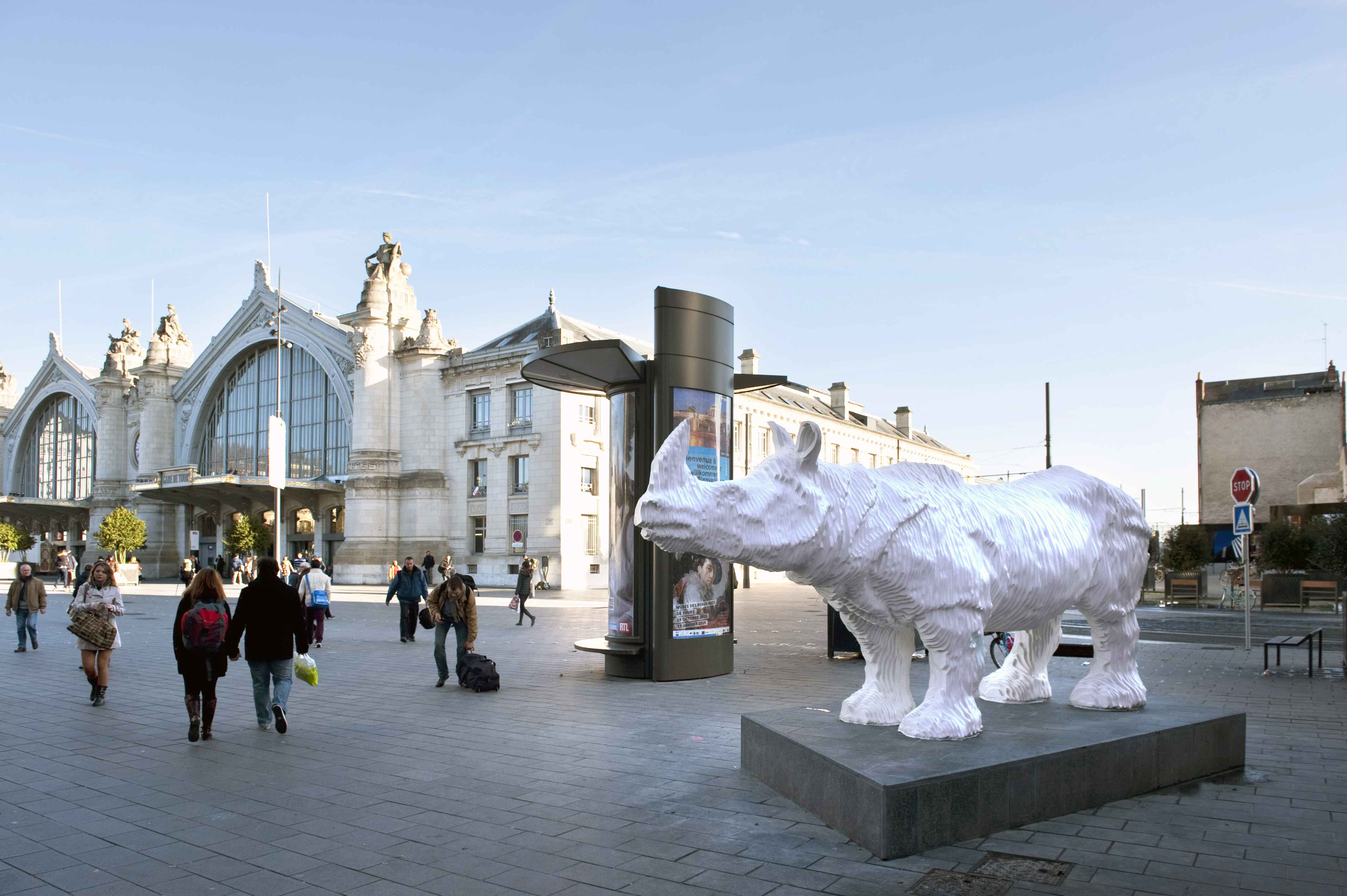 TOURS_rhinoceros_entree_rue_de_bordeaux